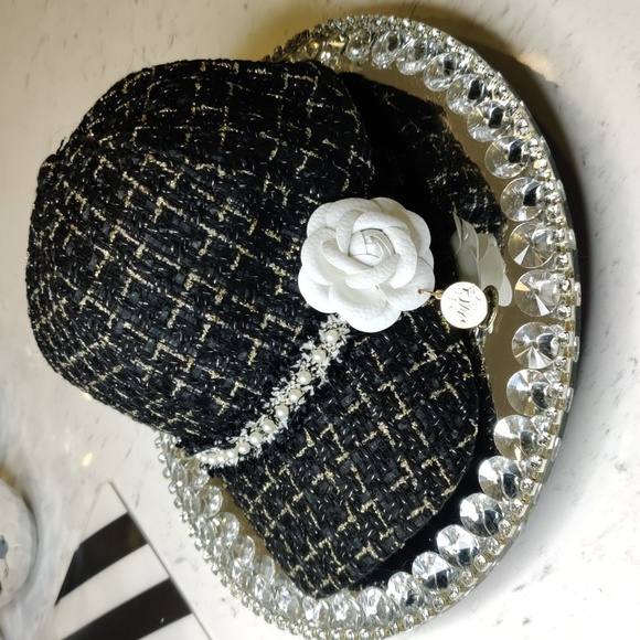 last one.... Tweed Camilla flower cap hat - Picture 3 of 6